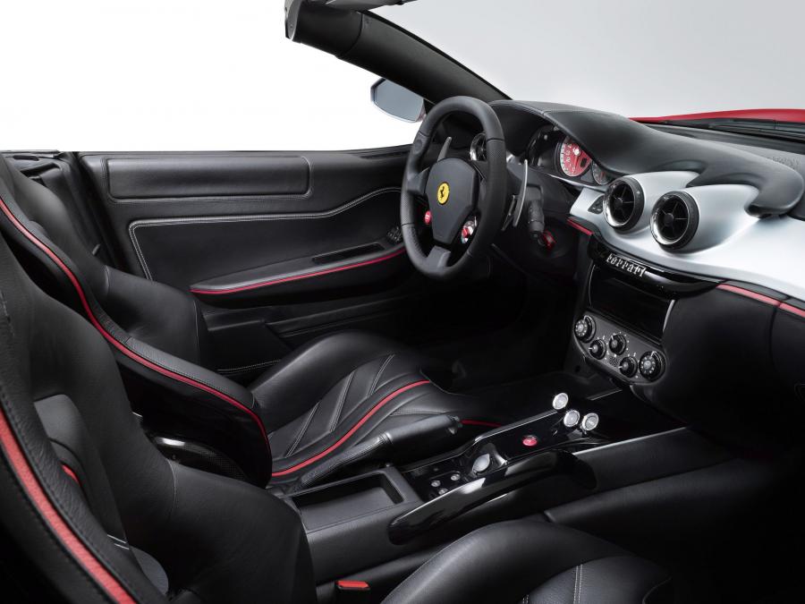 Интерьер Ferrari 599 SA Aperta 2010 года  (фото 6 из 24)